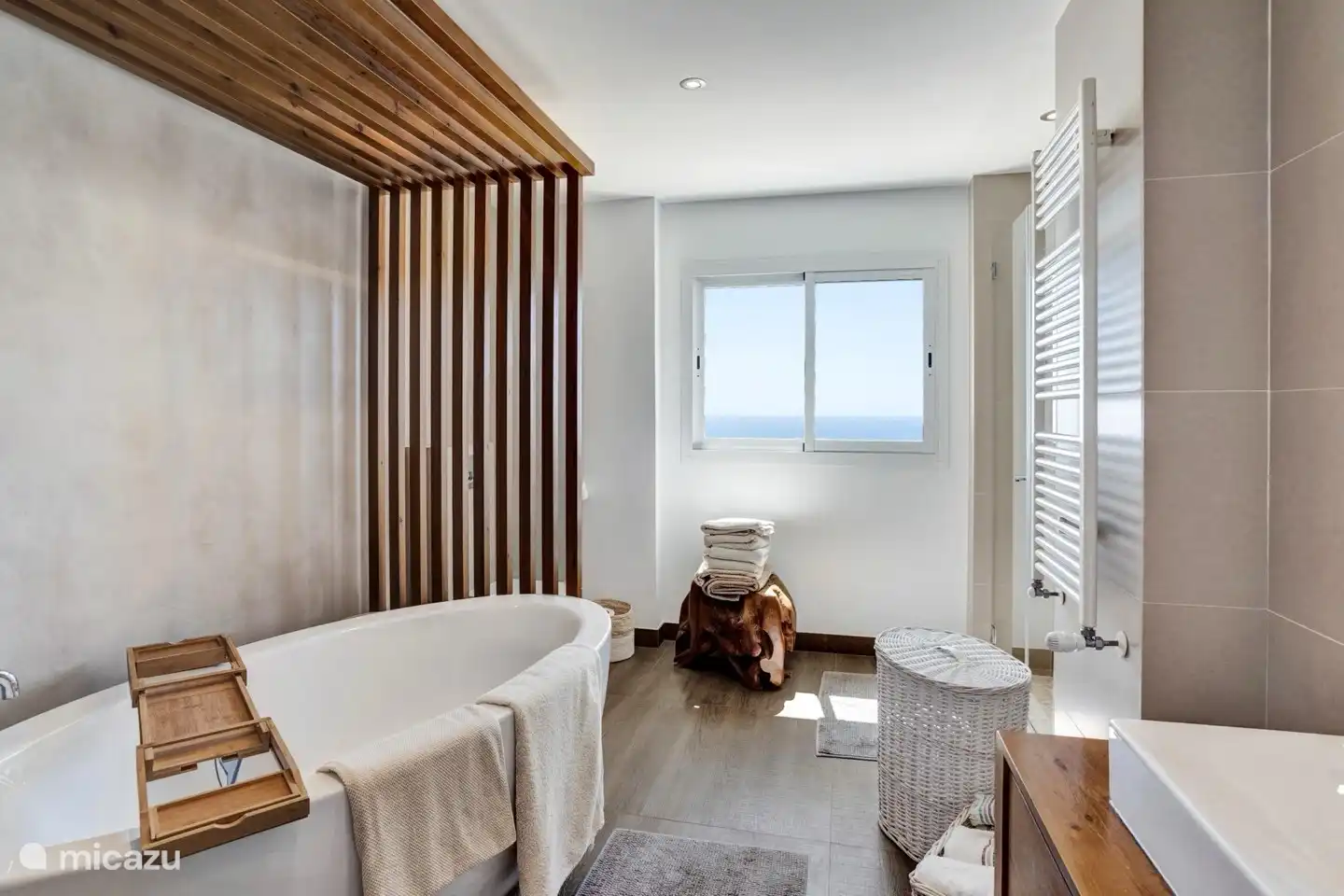 precioso baño con vistas al mar