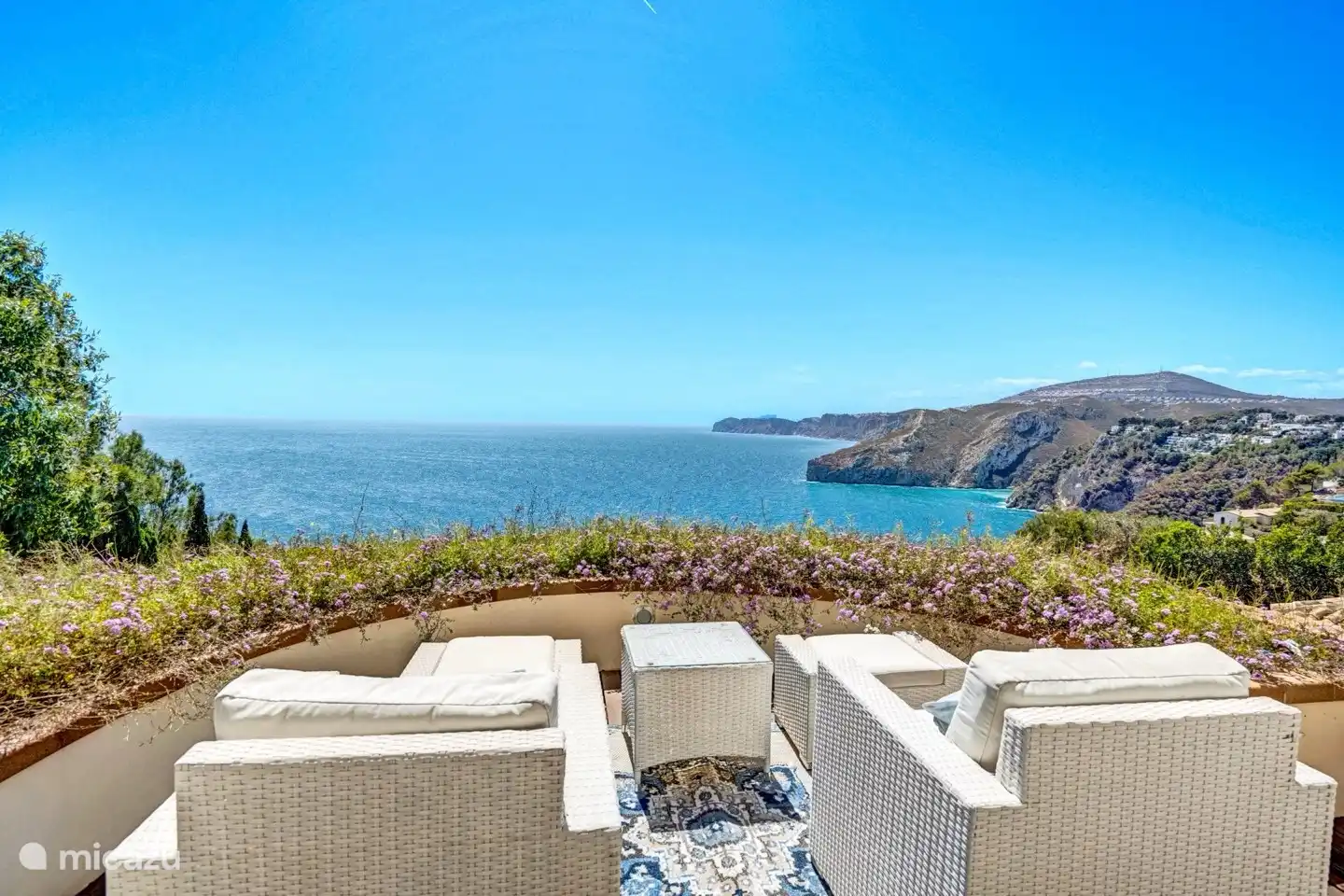 Terraza privada con zona de estar junto al dormitorio principal.