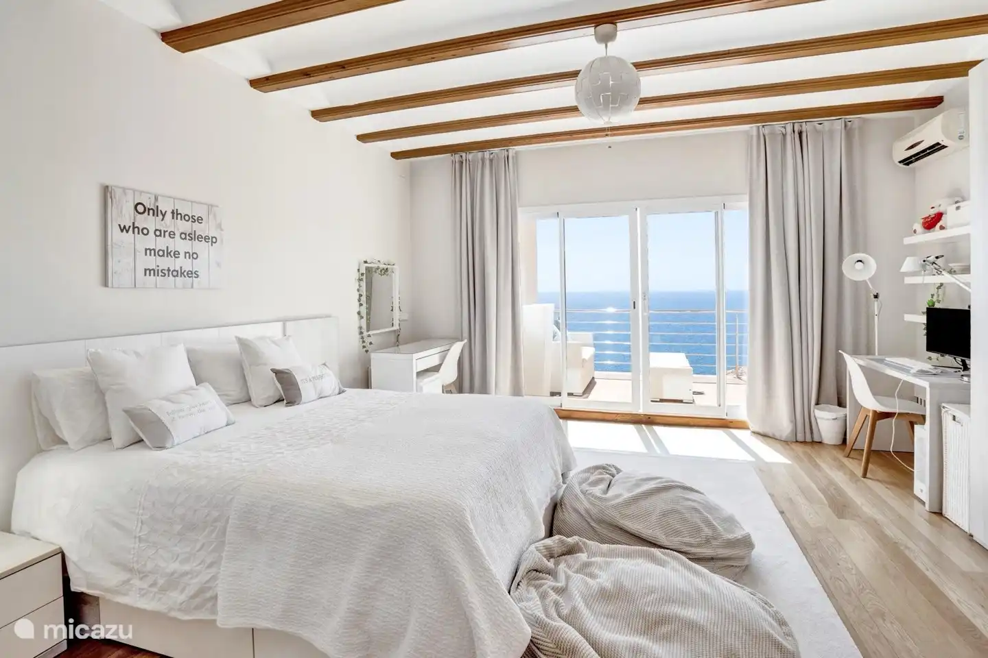 Amplia habitación doble con terraza privada con sofá lounge.