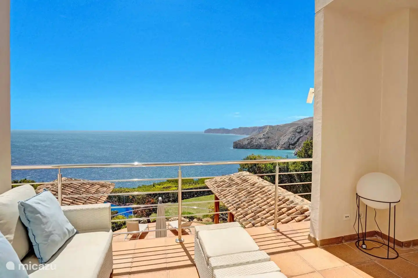 Terraza privada con sofá lounge accesible desde la habitación doble.