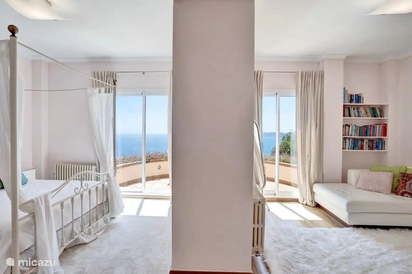 Dormitorio con salón semiabierto con chez longue y escritorio. Desde ambos lados hay acceso a una terraza privada con asientos.