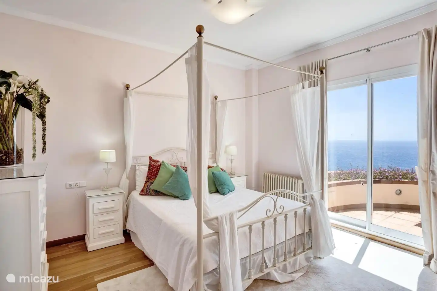 Dormitorio con cama de matrimonio y terraza privada