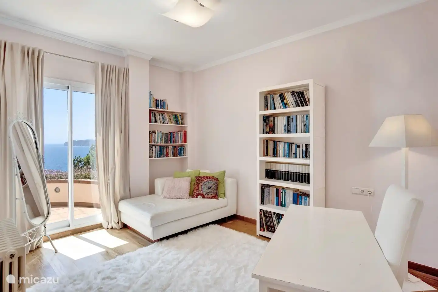 Salón adyacente a un dormitorio.