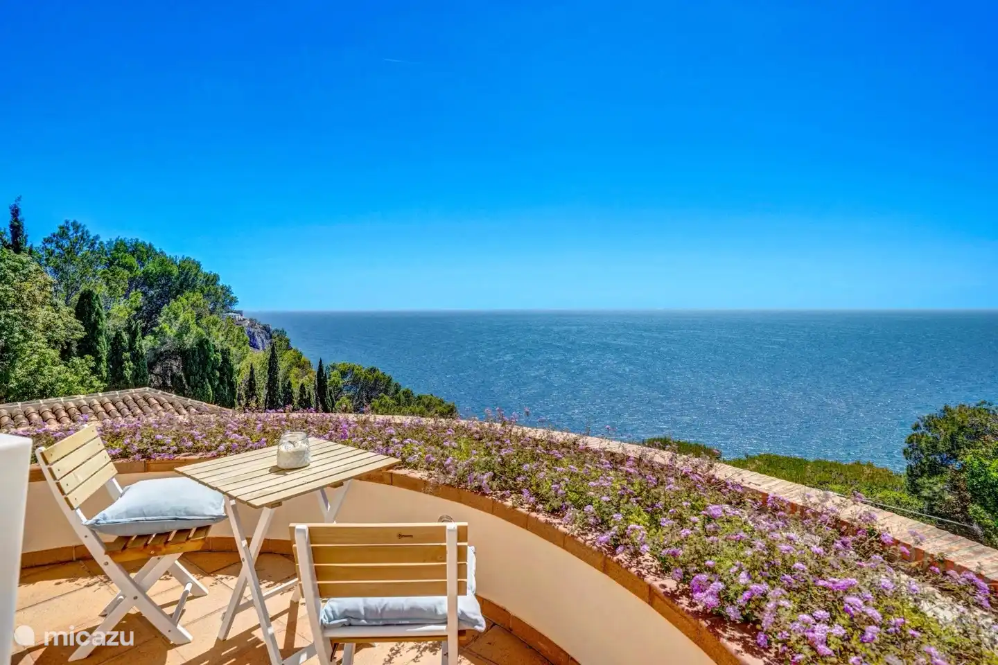 Terraza privada adyacente al dormitorio con asientos.