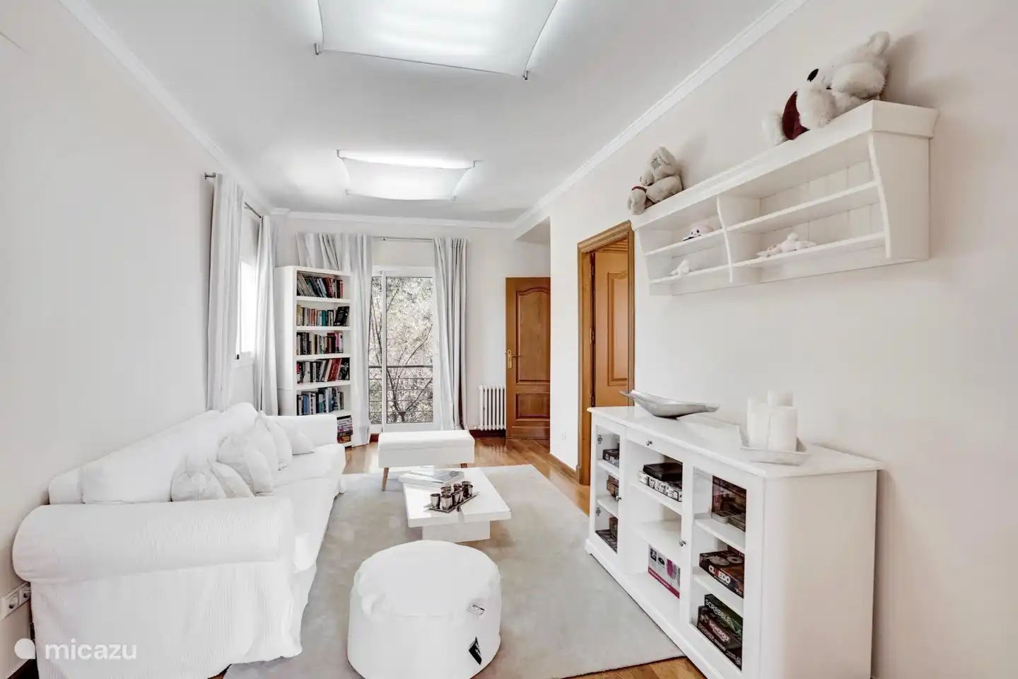 Sala de estar adicional entre dos dormitorios.