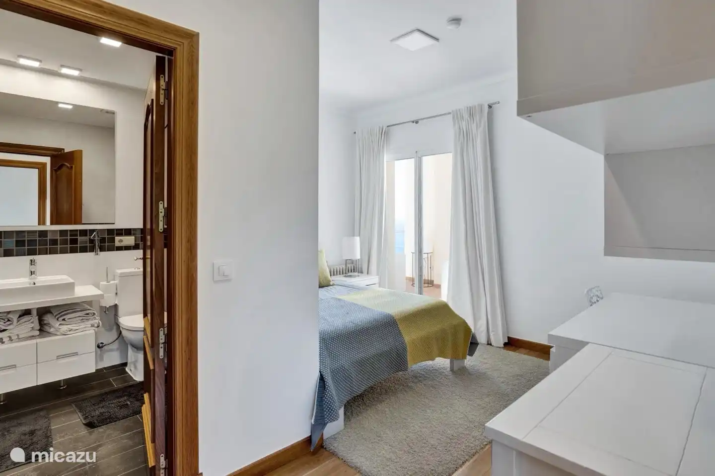 Dormitorio con baño en suite