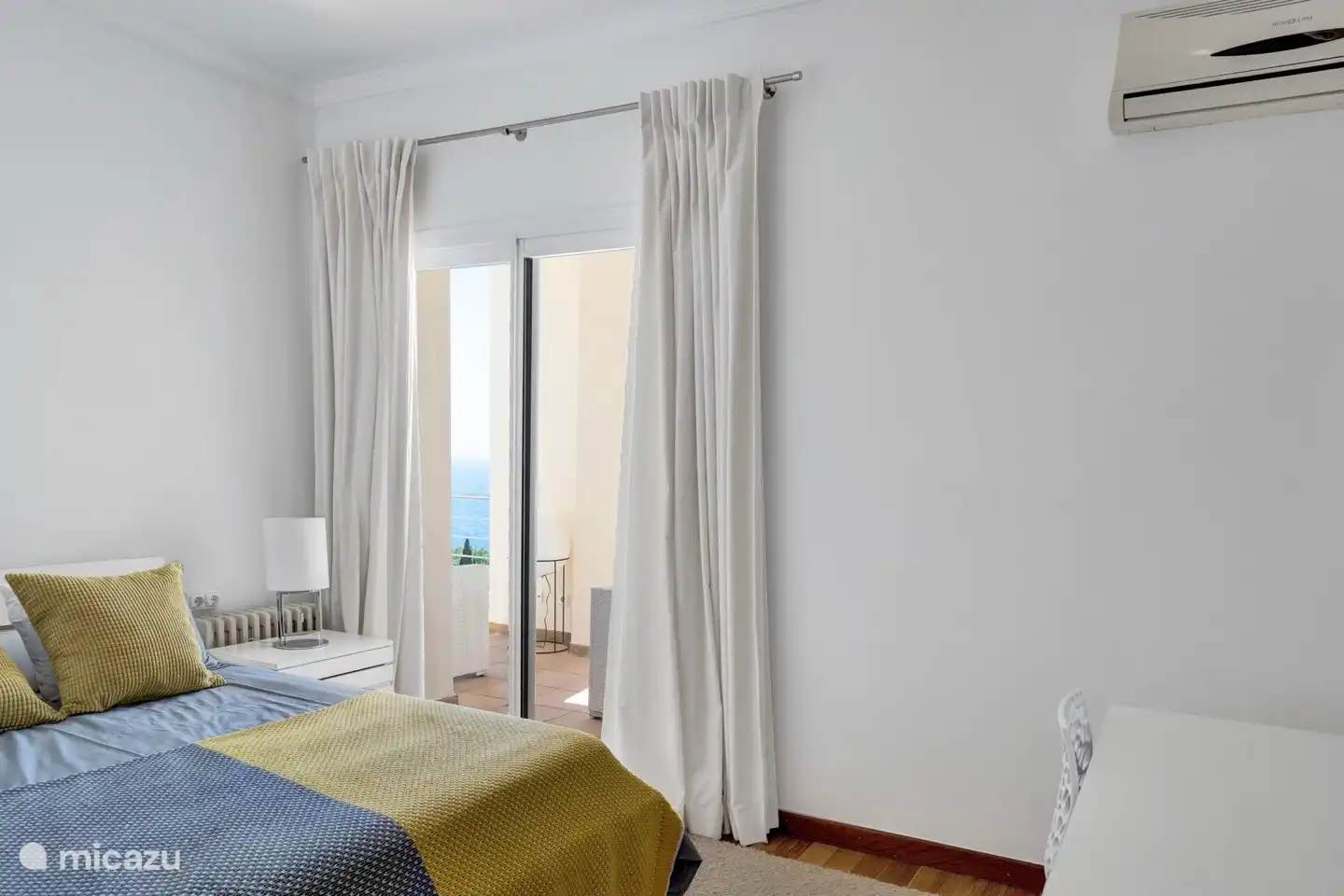 Dormitorio con terraza privada