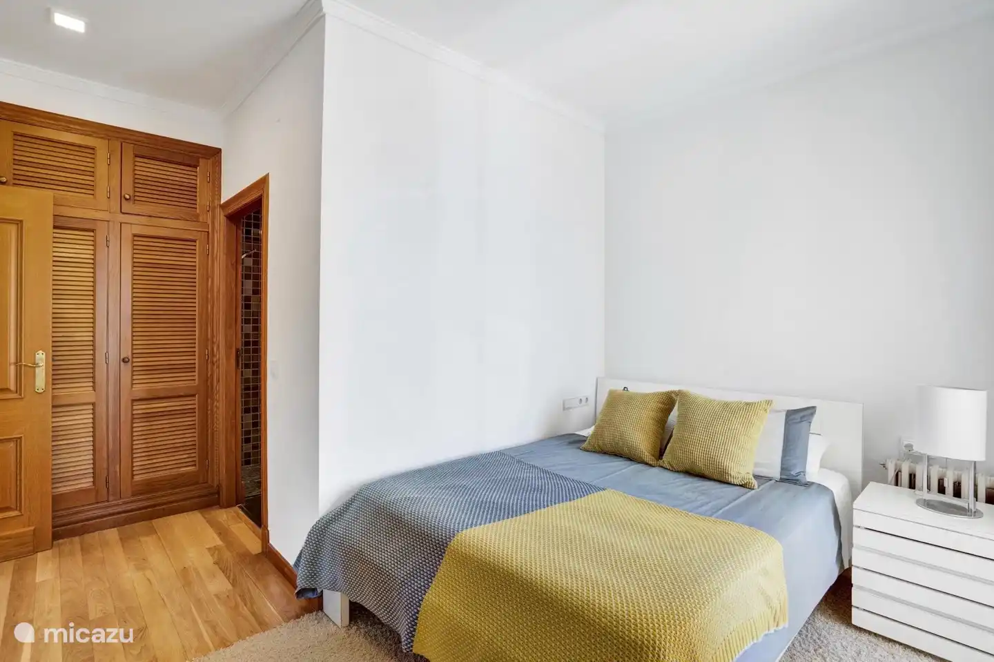 Dormitorio con cama doble