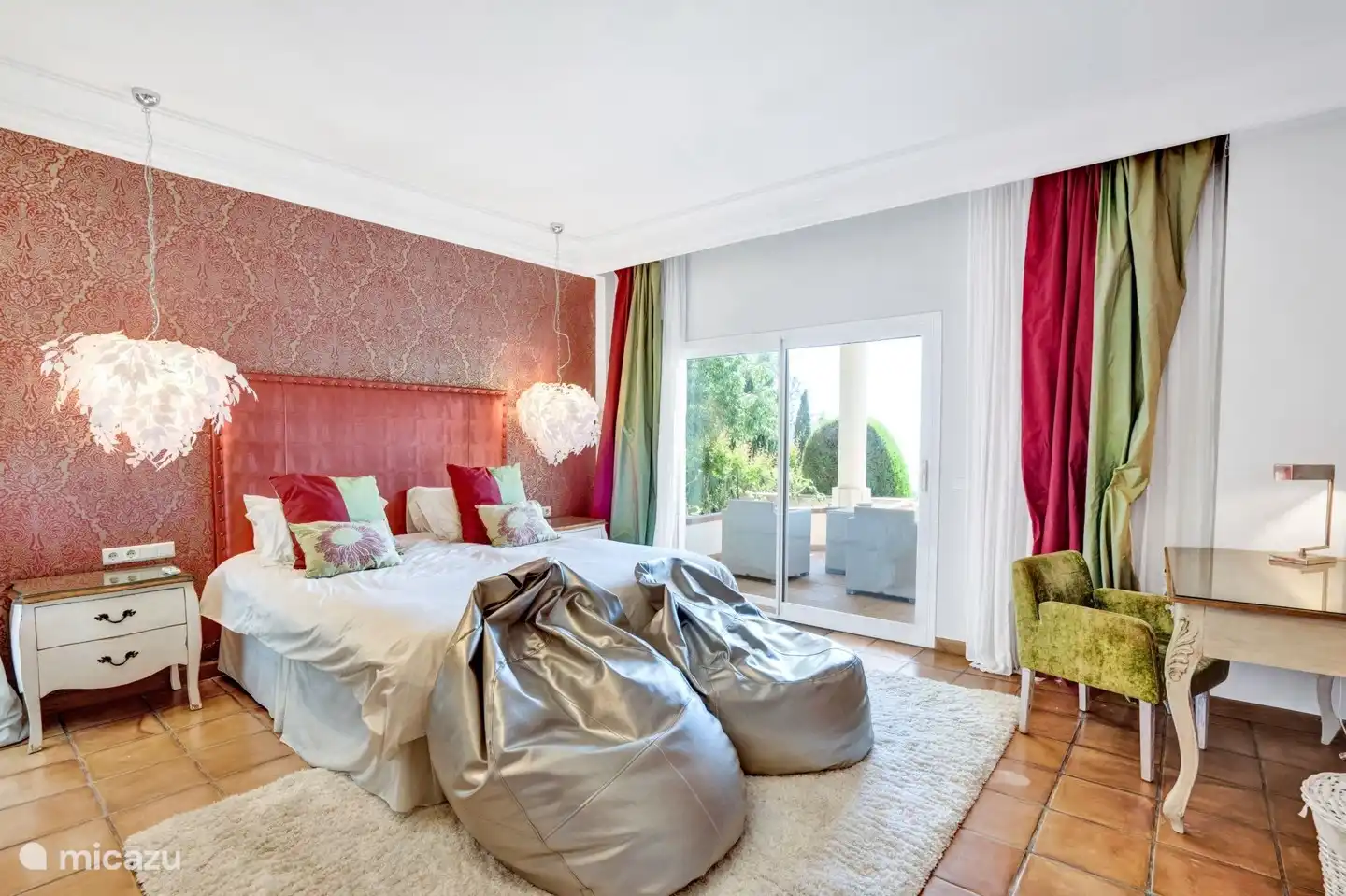 planta baja
dormitorio doble con cama cómoda y terraza privada