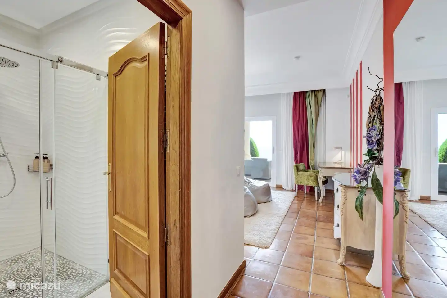 Dormitorios de la planta baja, maravillosamente espaciosos, con cama de matrimonio y baño en suite.