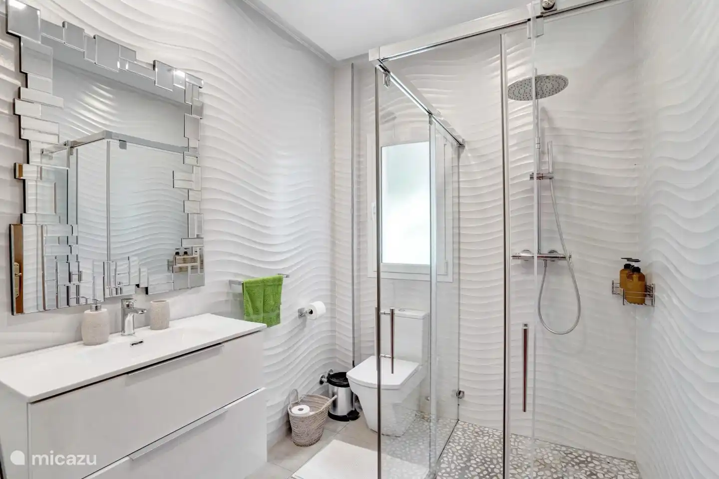 Baño en suite con ducha a ras de suelo.