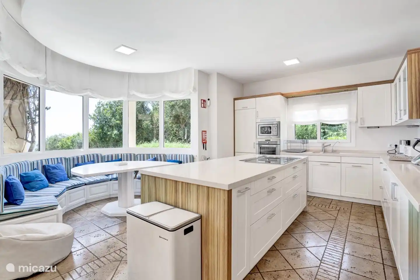 Amplia cocina familiar ubicada directamente en la terraza.