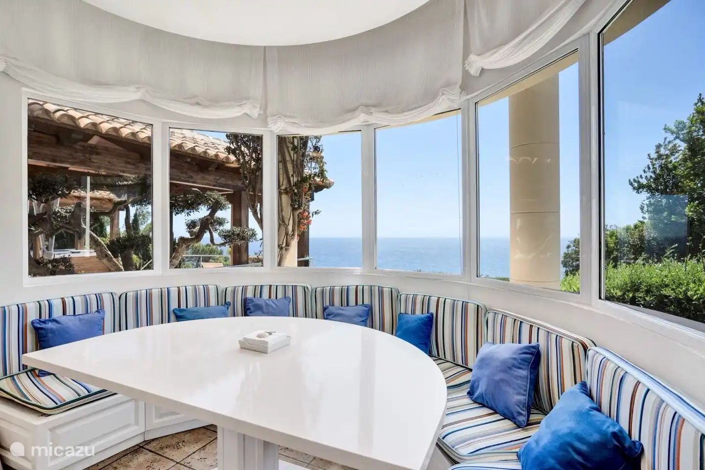 Mesa de desayuno en la cocina familiar.