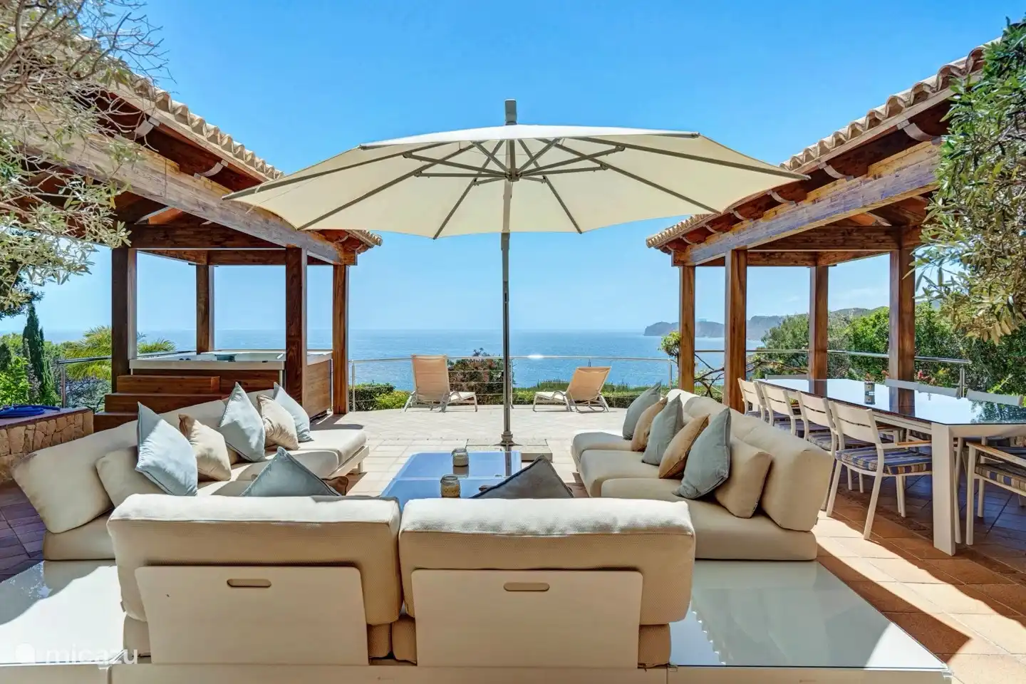 Preciosa y espaciosa terraza con sofás de diseño para relajarse y disfrutar de la vista.