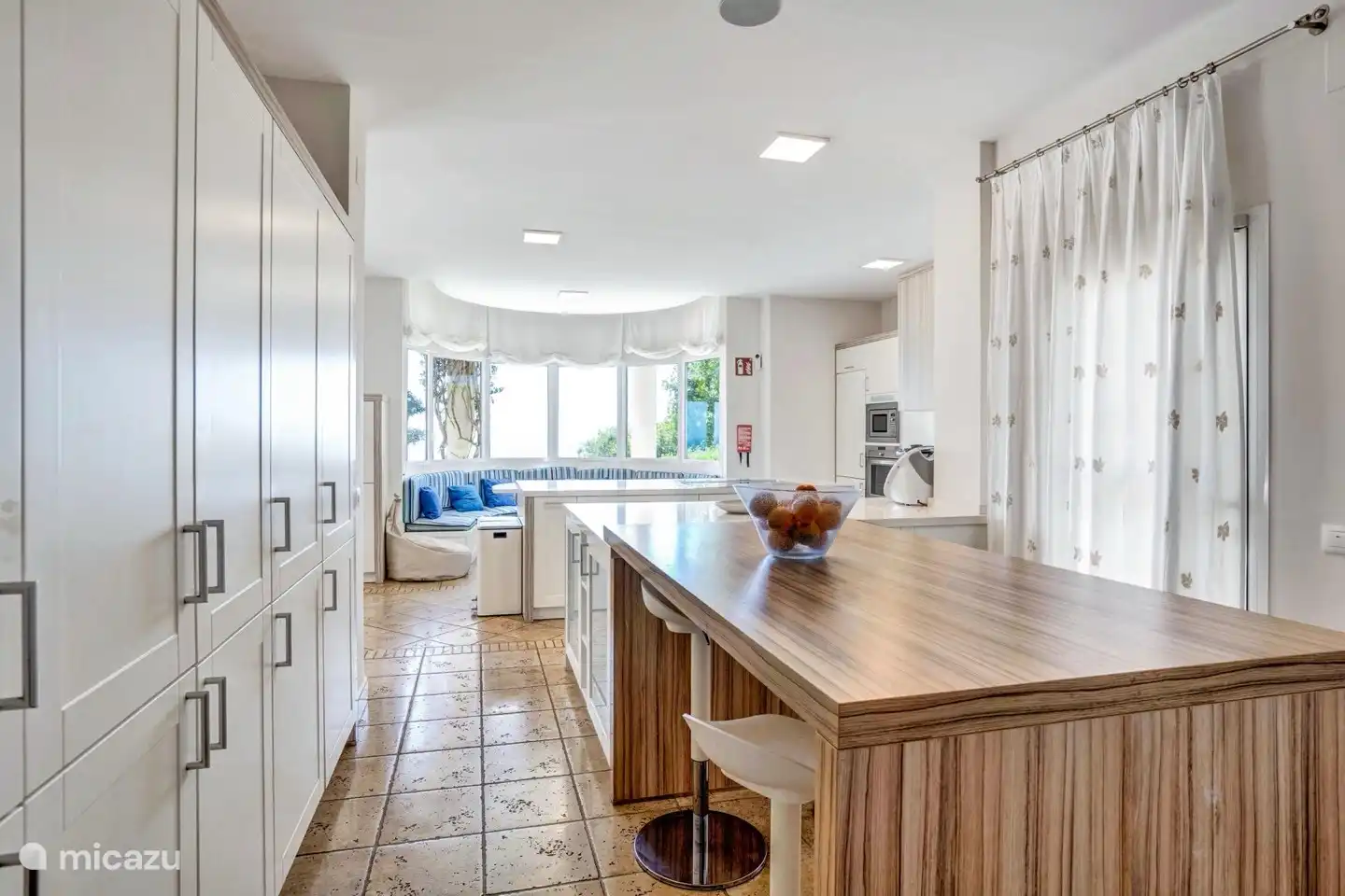 Amplia cocina con todas las comodidades.