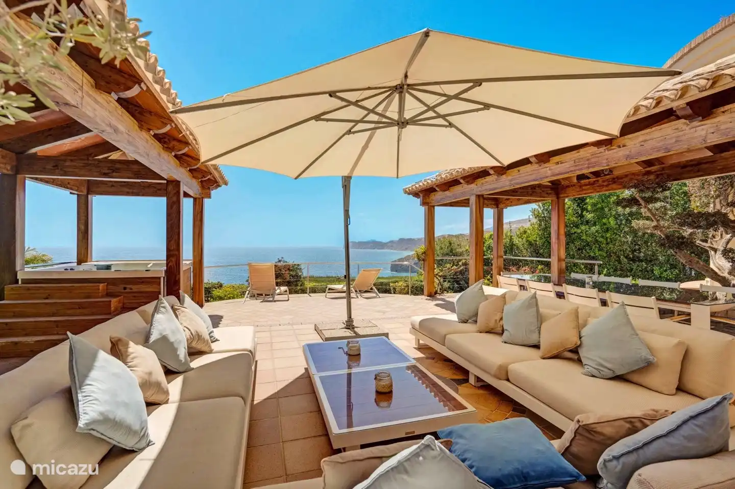 Sofás lounge de diseño para relajarse con una hermosa vista