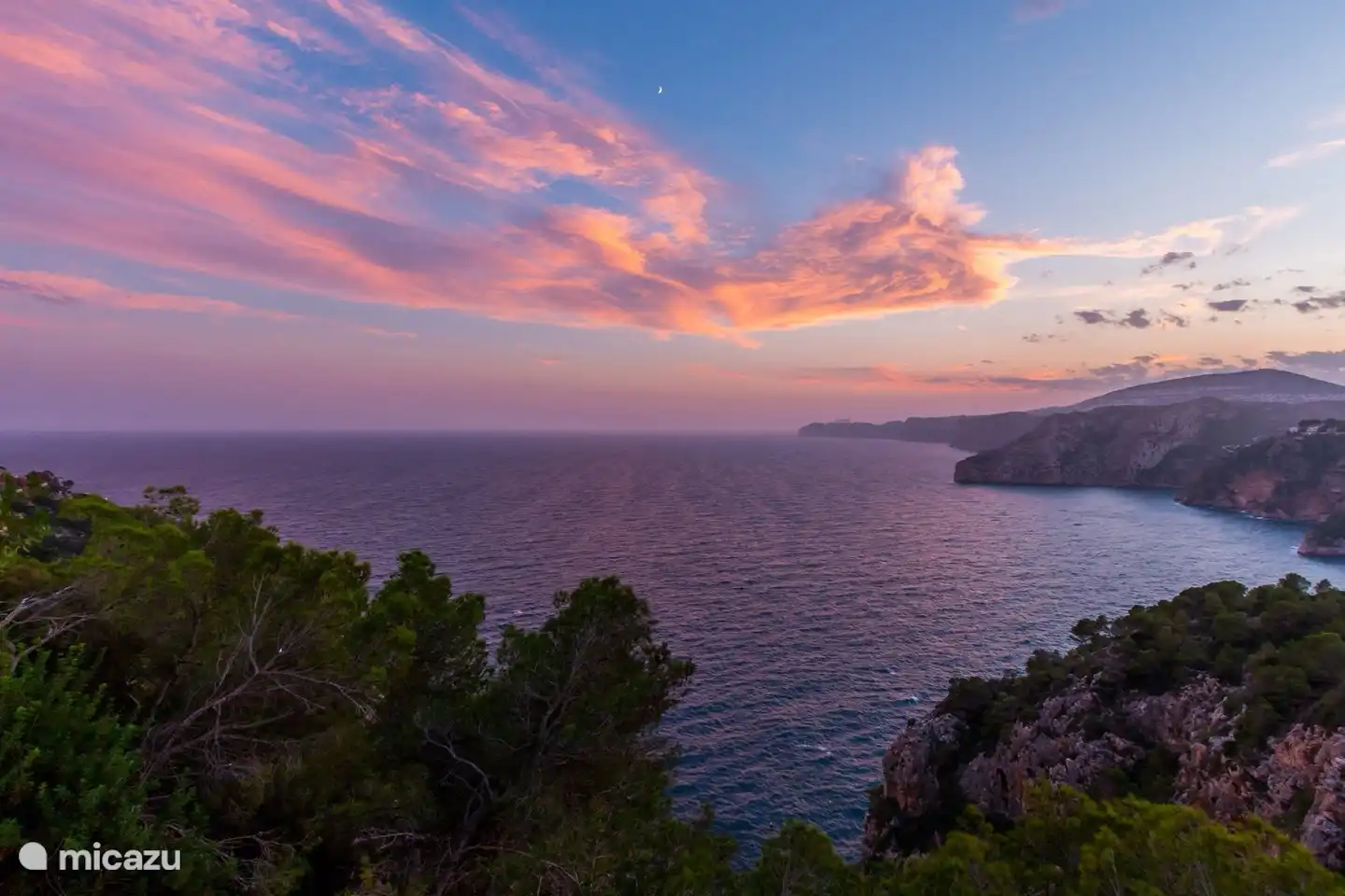Tan pronto como se pone el sol, el cielo de hermosos colores es tu vista sobre el mar Mediterráneo.