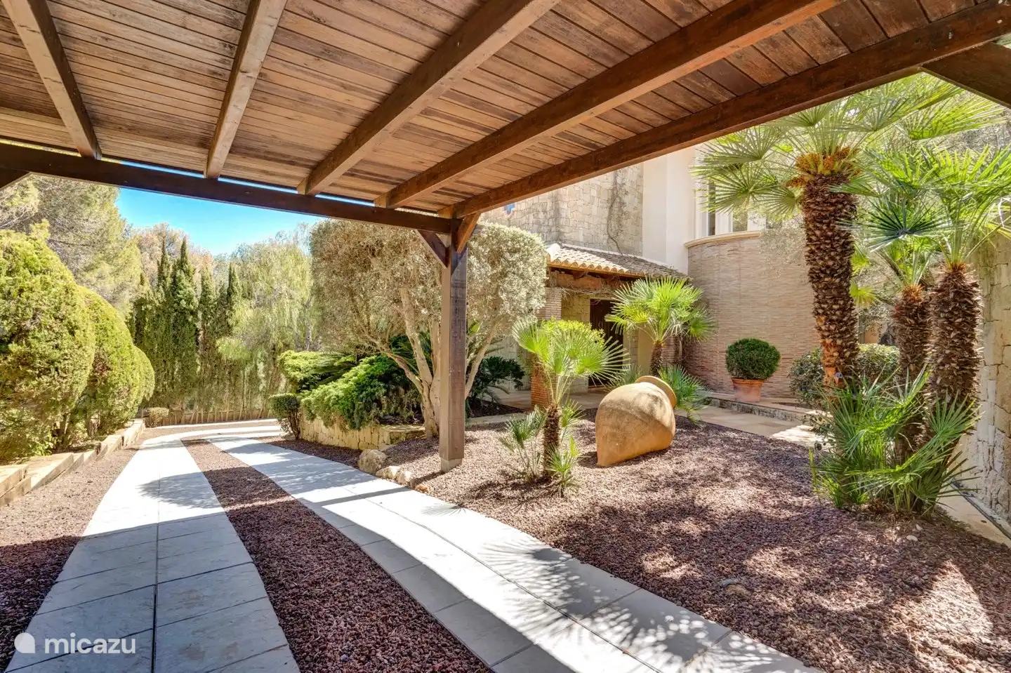 Cochera justo al lado de la entrada de Villa Ocean Breeze