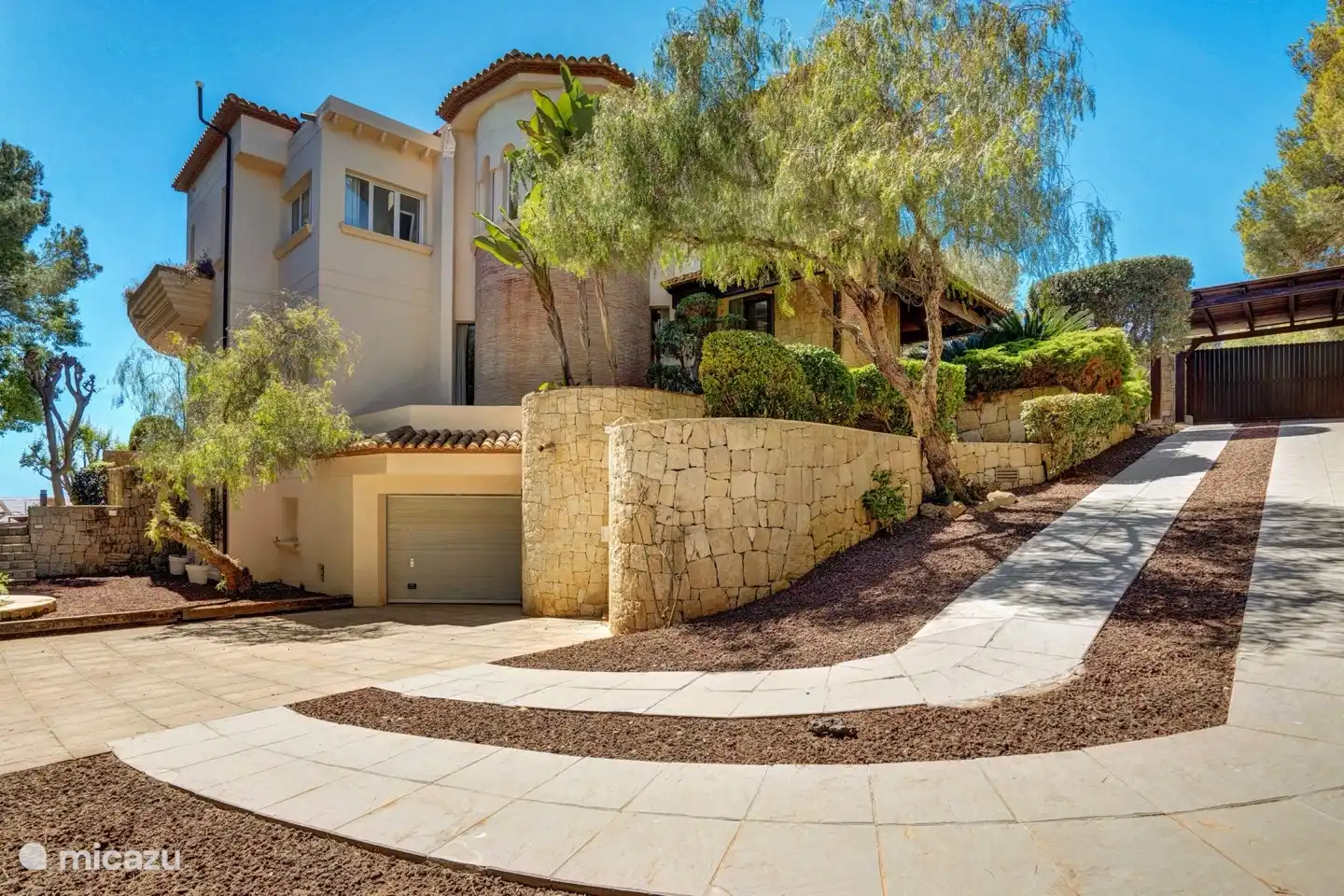 Parte trasera de la villa hacia el garaje. 