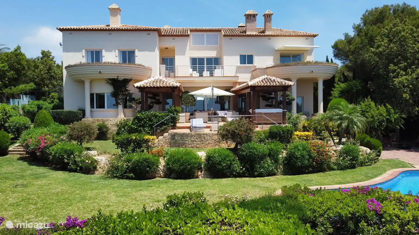 Villa lujosa y espaciosa con preciosa terraza y salón.