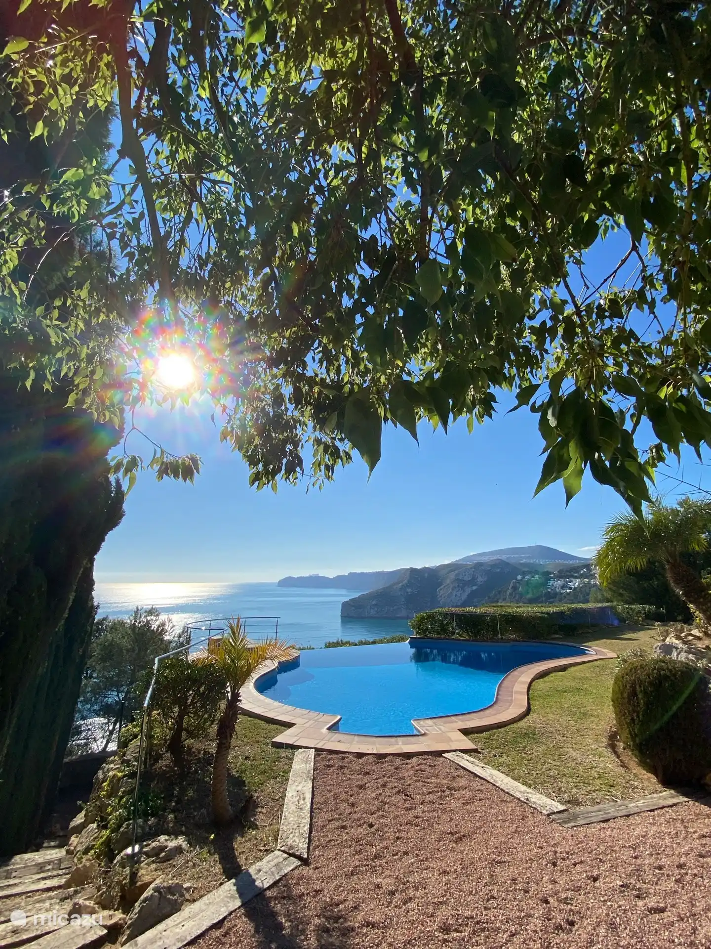 Preciosa piscina privada con piscina infinita e impresionantes vistas al mar.