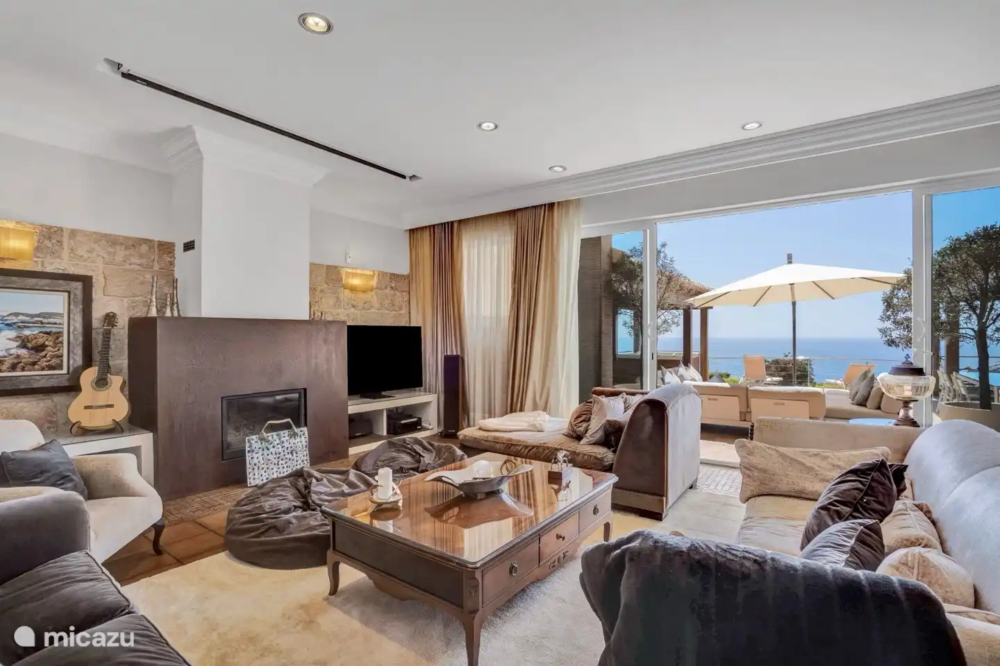 Salón confortable con puertas que dan a la terraza.