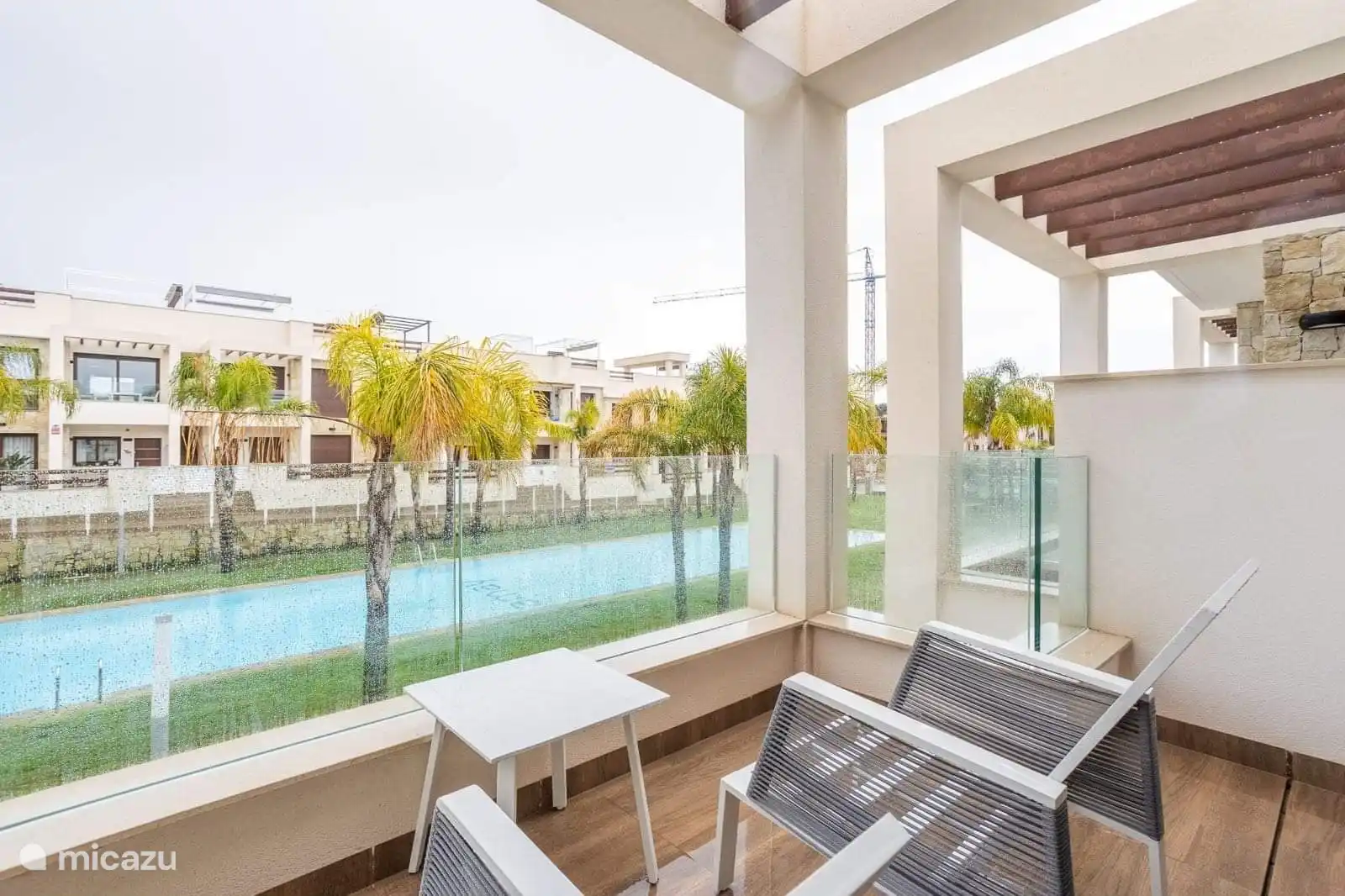 Erste Terrasse mit 2 Sitzplätzen und Tisch