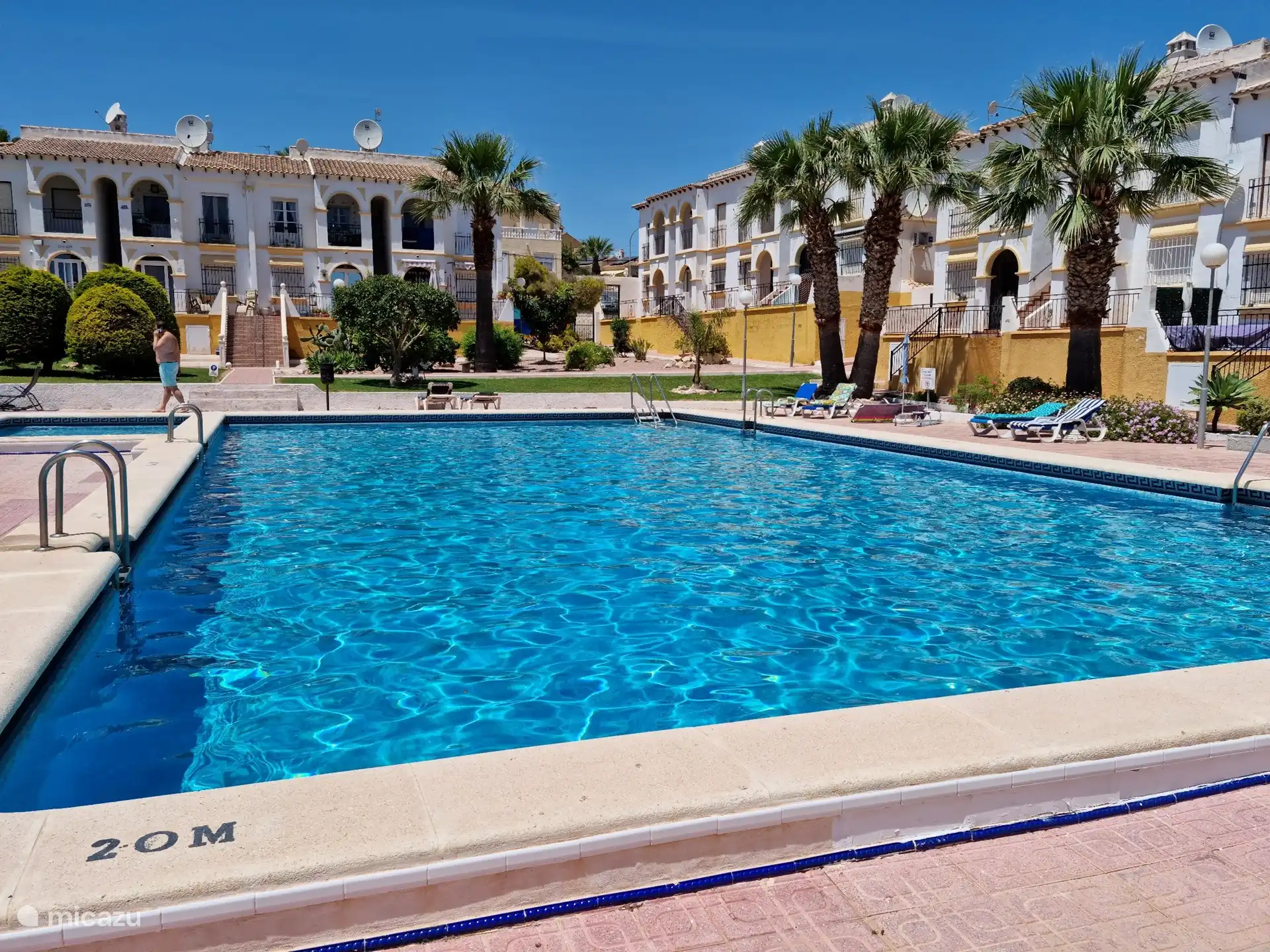 Groot zwembad met apart kinderbadje