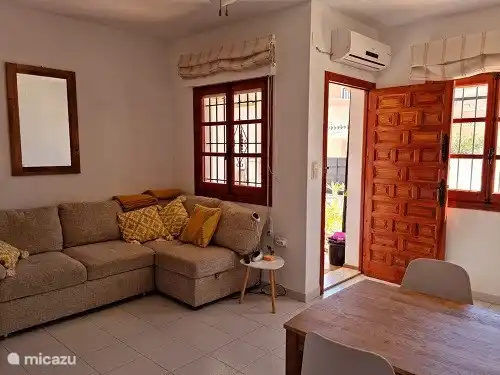 Sfeervolle zithoek met slaapbank