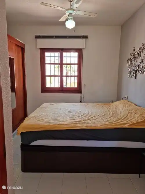 Ruime slaapkamer met inbouwkast