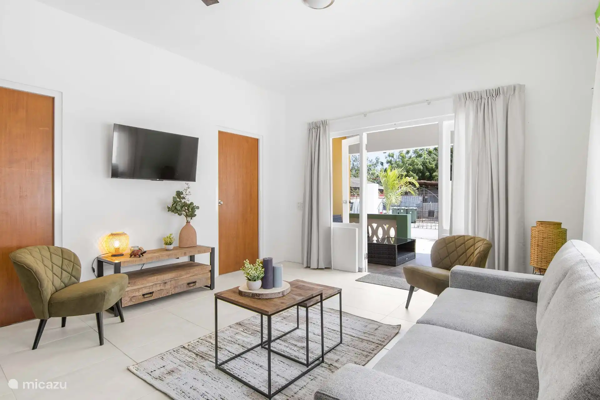 Geräumiges Wohnzimmer, komplett ausgestattet.