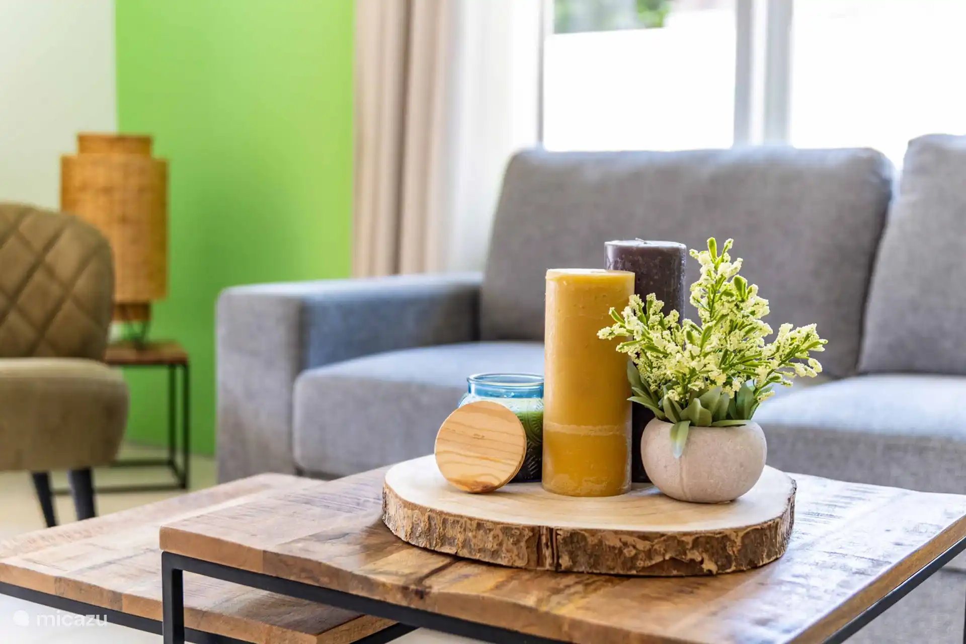 Geräumiges Wohnzimmer, komplett ausgestattet.