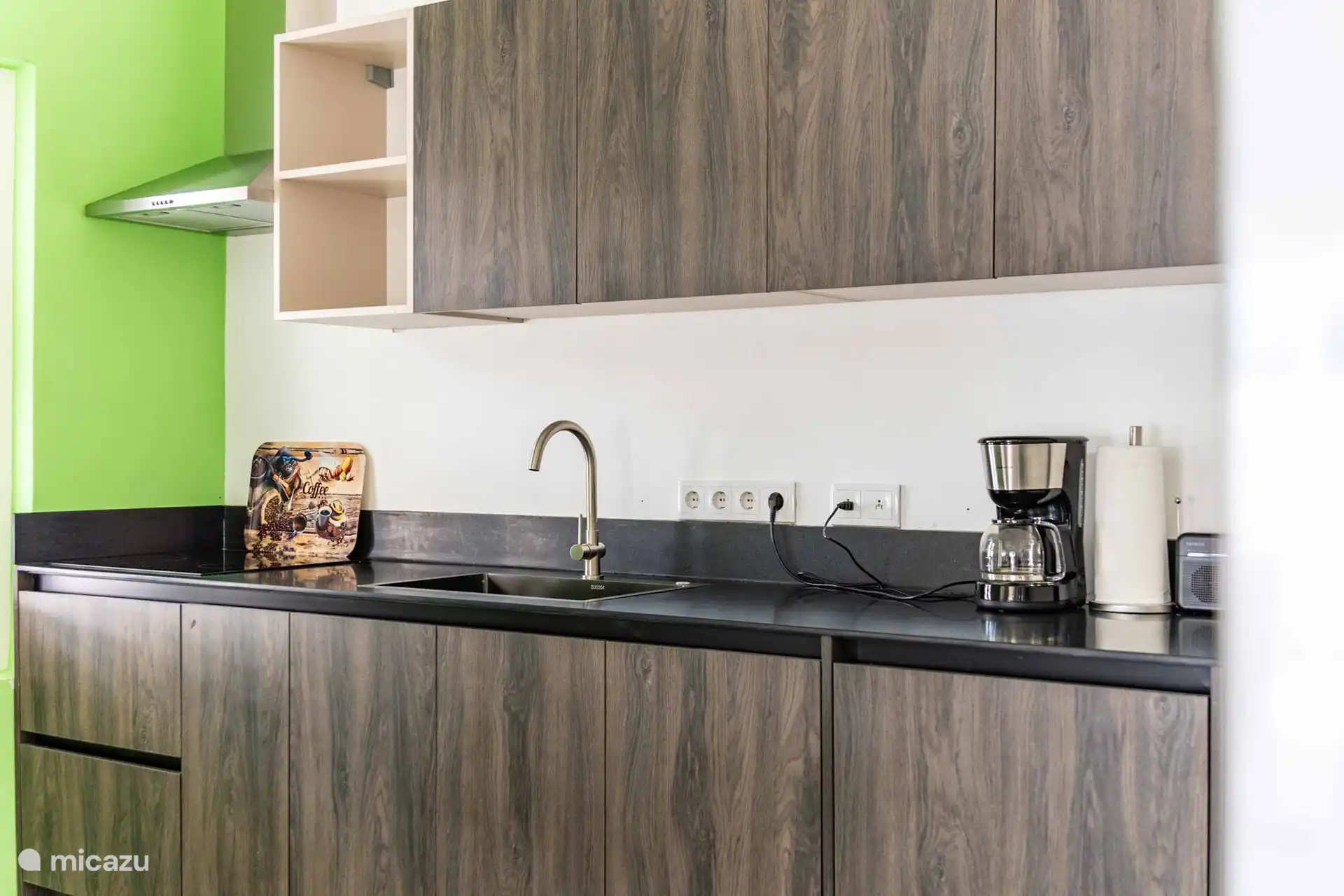 Die Küche ist mit allen Annehmlichkeiten ausgestattet.