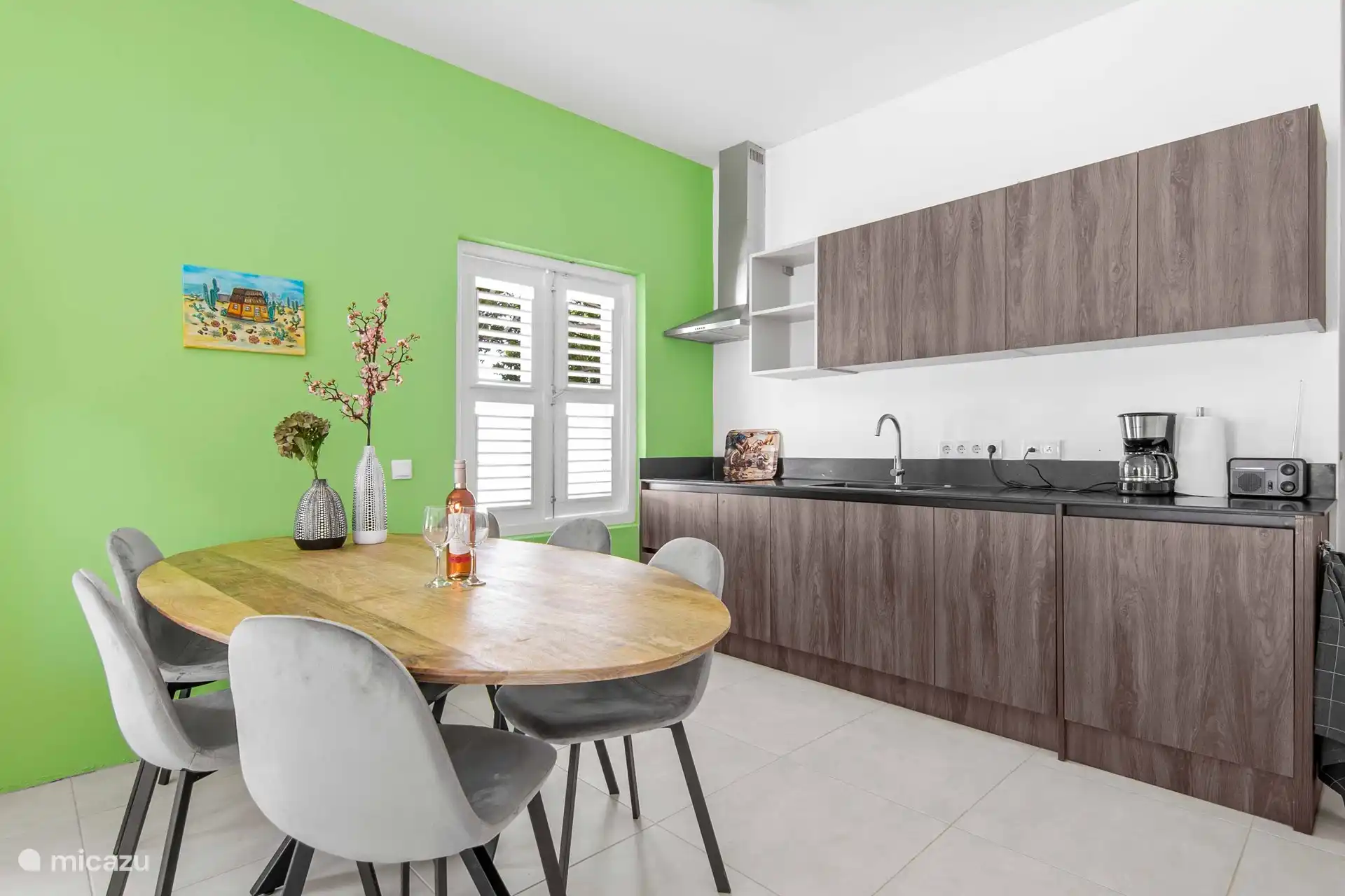 geräumiger Tisch mit 6 bequemen Stühlen!