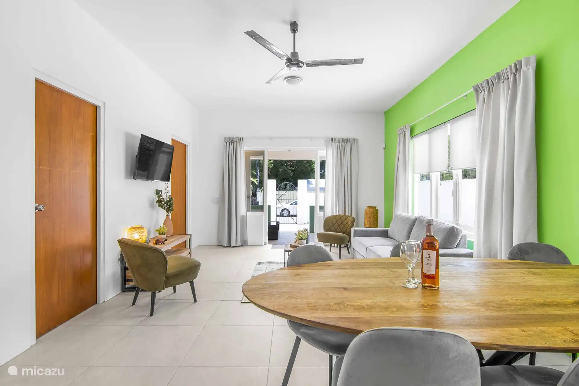 Geräumiges Wohnzimmer, komplett ausgestattet.