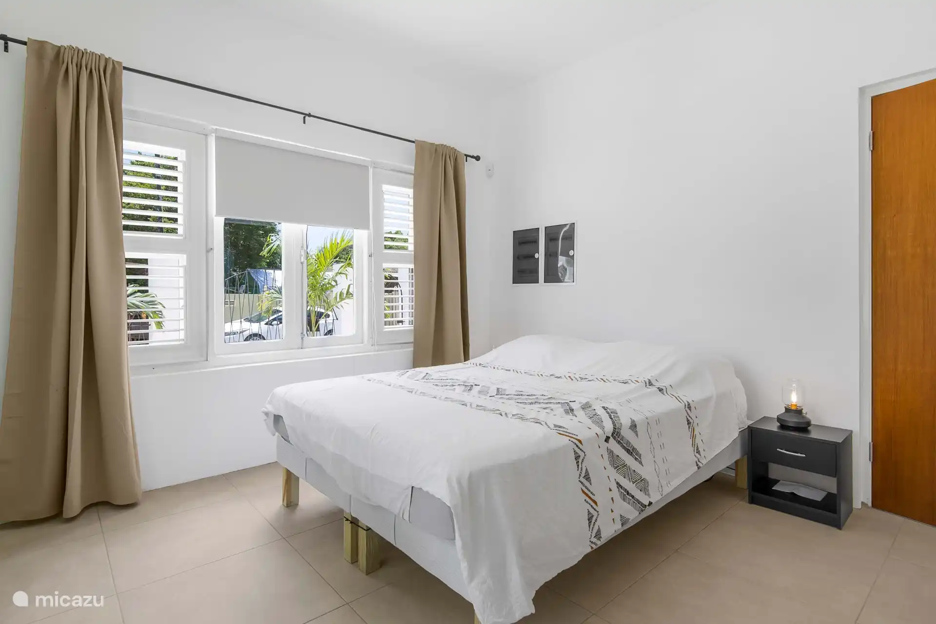 Geräumiges Schlafzimmer mit Doppelbett, Kleiderschrank und Klimaanlage