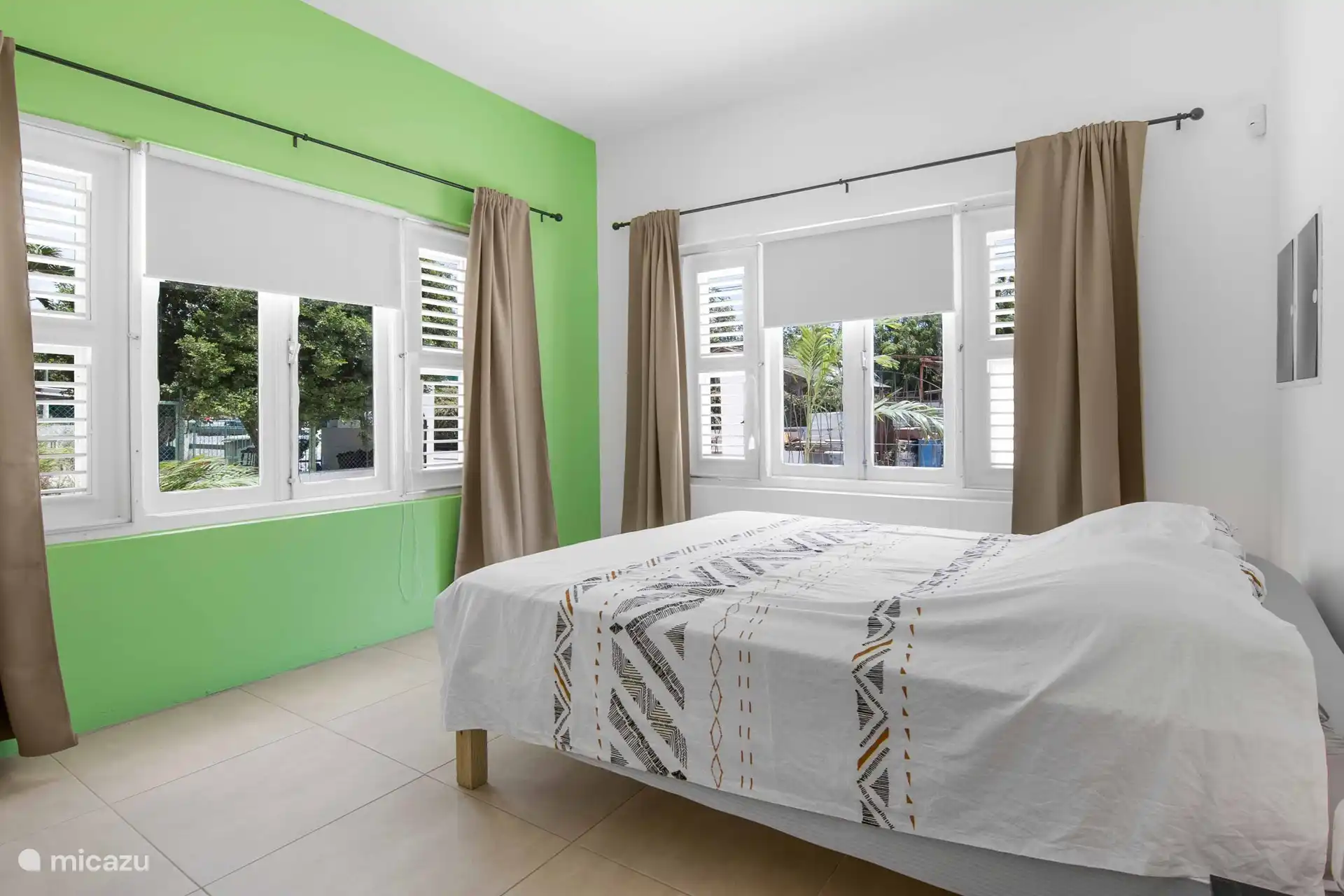 Geräumiges Schlafzimmer mit Doppelbett, Kleiderschrank und Klimaanlage