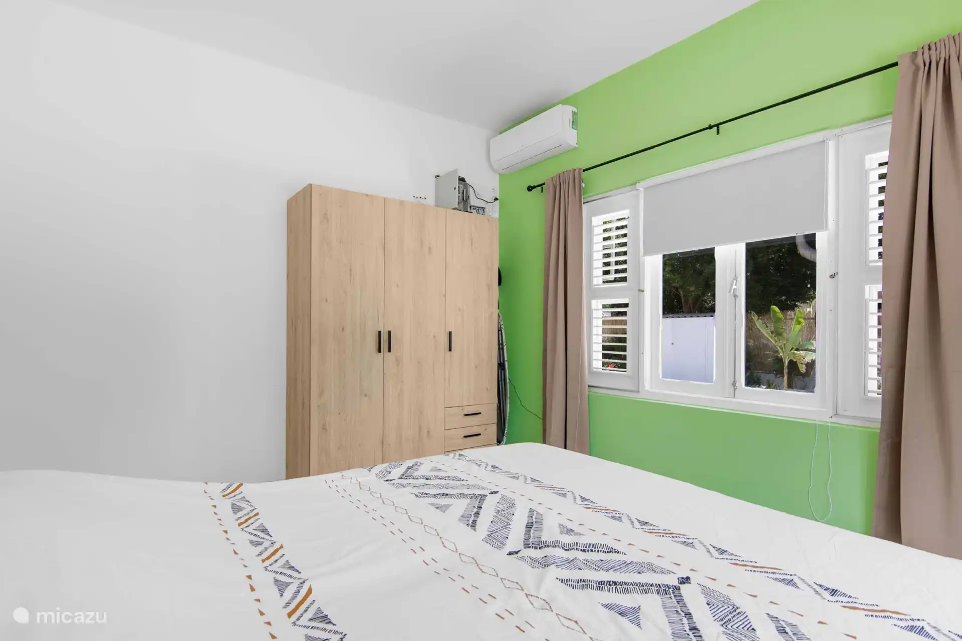 Geräumiges Schlafzimmer mit Doppelbett, Kleiderschrank und Klimaanlage