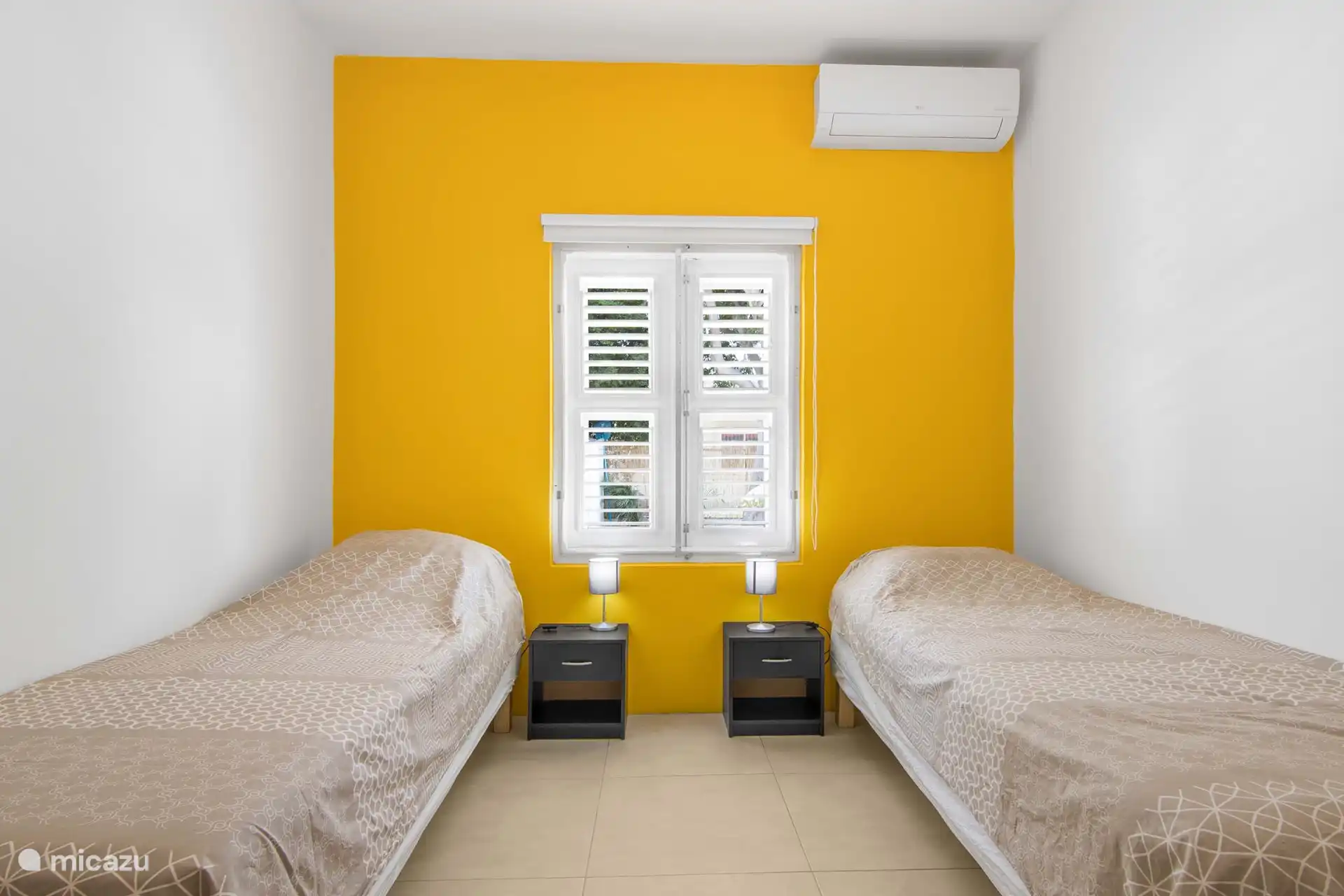 Geräumiges Schlafzimmer mit 2 ausziehbaren Einzelbetten, Kleiderschrank und Klimaanlage