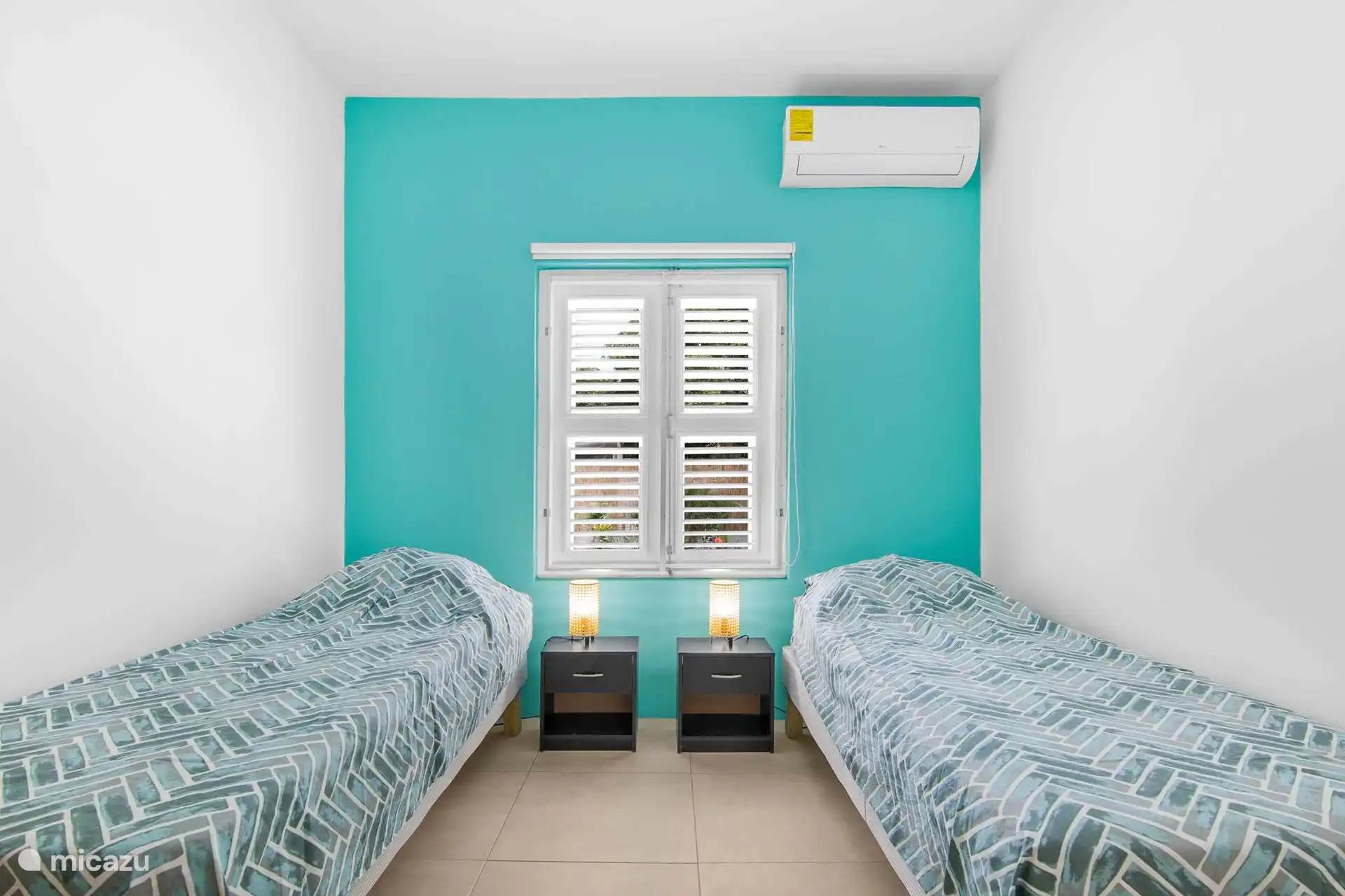 Geräumiges Schlafzimmer mit 2 ausziehbaren Einzelbetten, Kleiderschrank und Klimaanlage