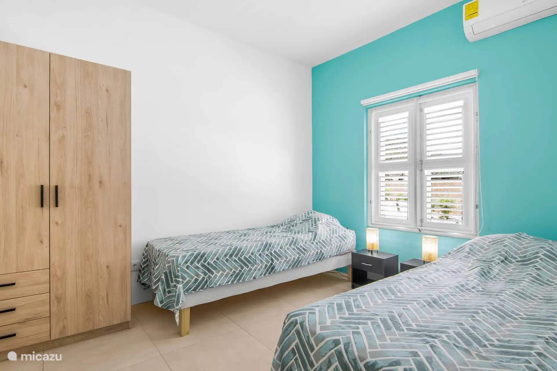 Geräumiges Schlafzimmer mit 2 ausziehbaren Einzelbetten, Kleiderschrank und Klimaanlage