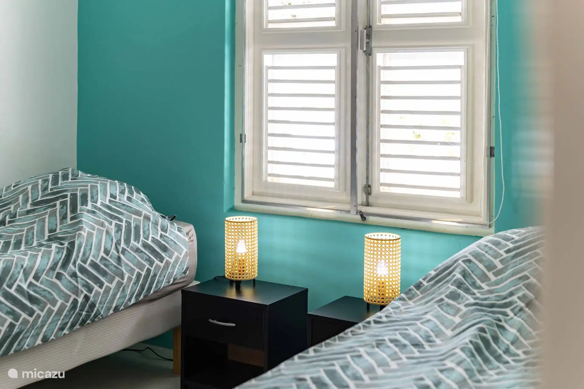 Geräumiges Schlafzimmer mit 2 ausziehbaren Einzelbetten, Kleiderschrank und Klimaanlage