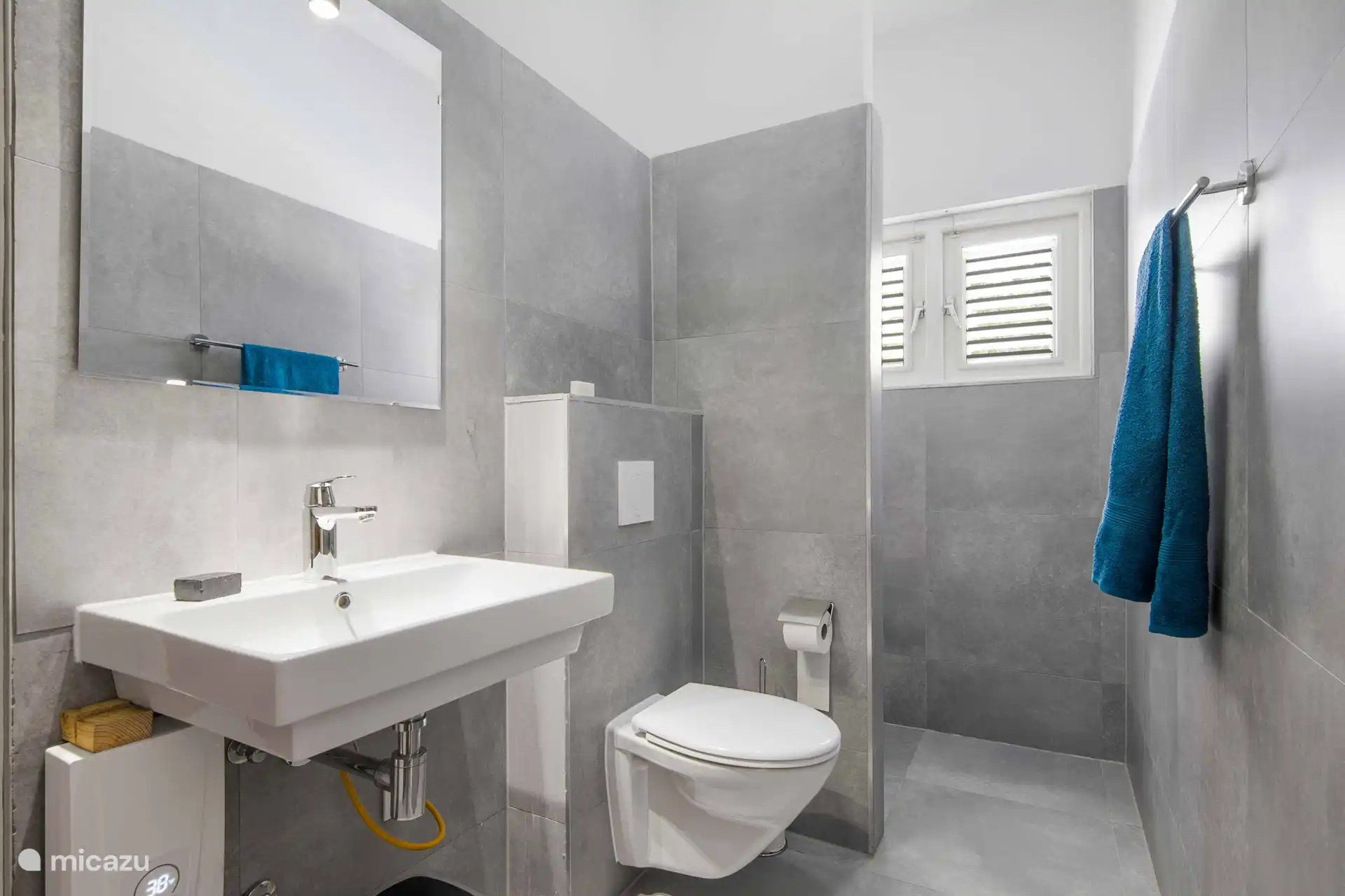 Badezimmer mit Regendusche, Warmwasser und Toilette