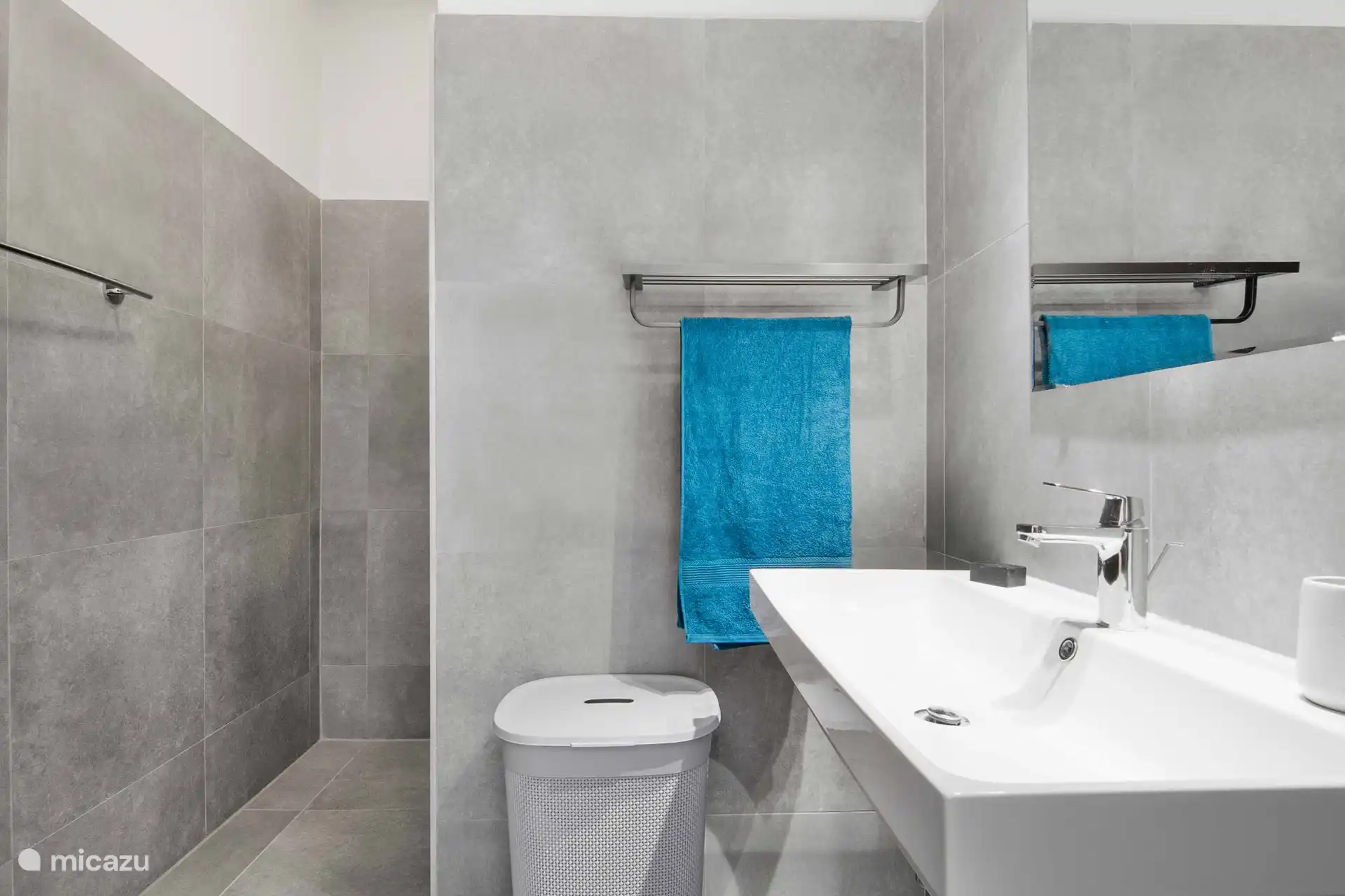 Badezimmer mit Regendusche, Warmwasser und Toilette