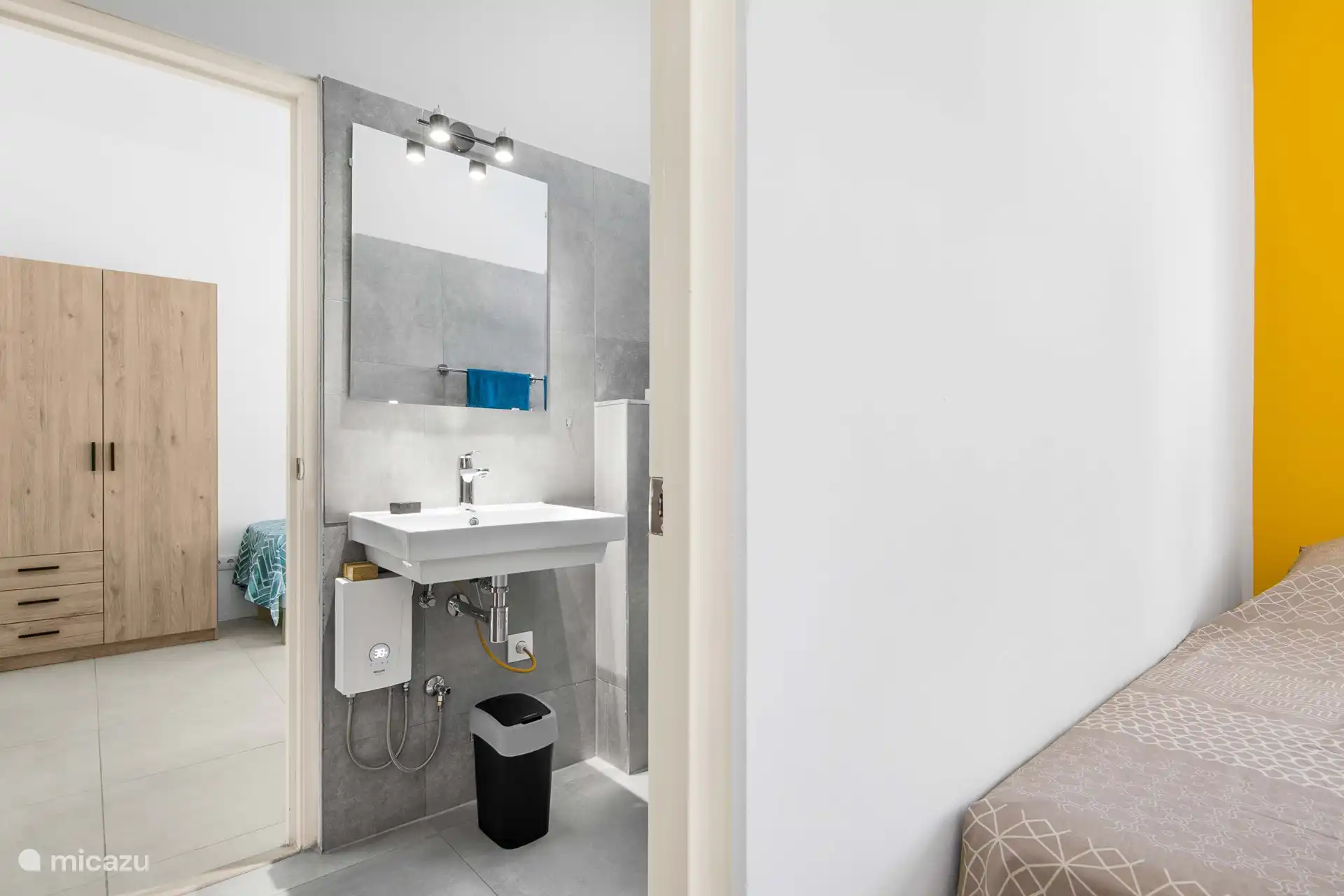 Badezimmer mit Regendusche, Warmwasser und Toilette