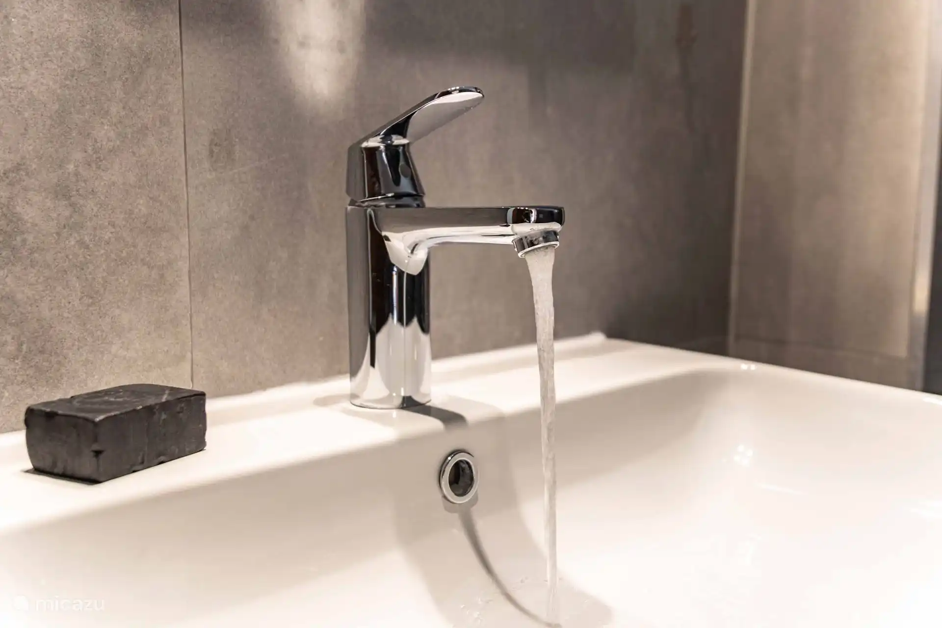 Badezimmer mit Regendusche, Warmwasser und Toilette