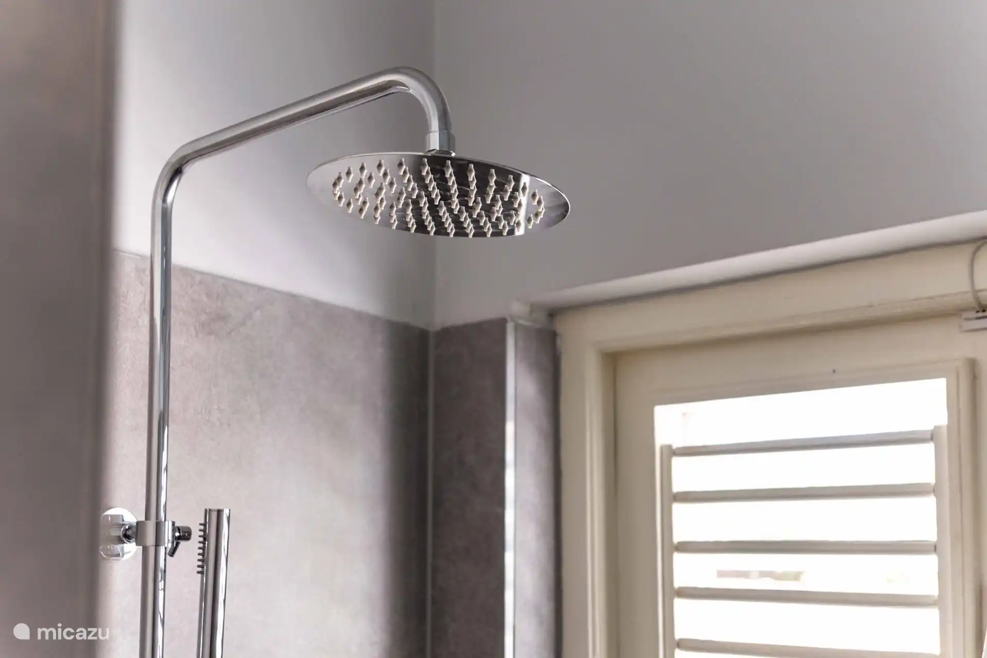 Badezimmer mit Regendusche, Warmwasser und Toilette