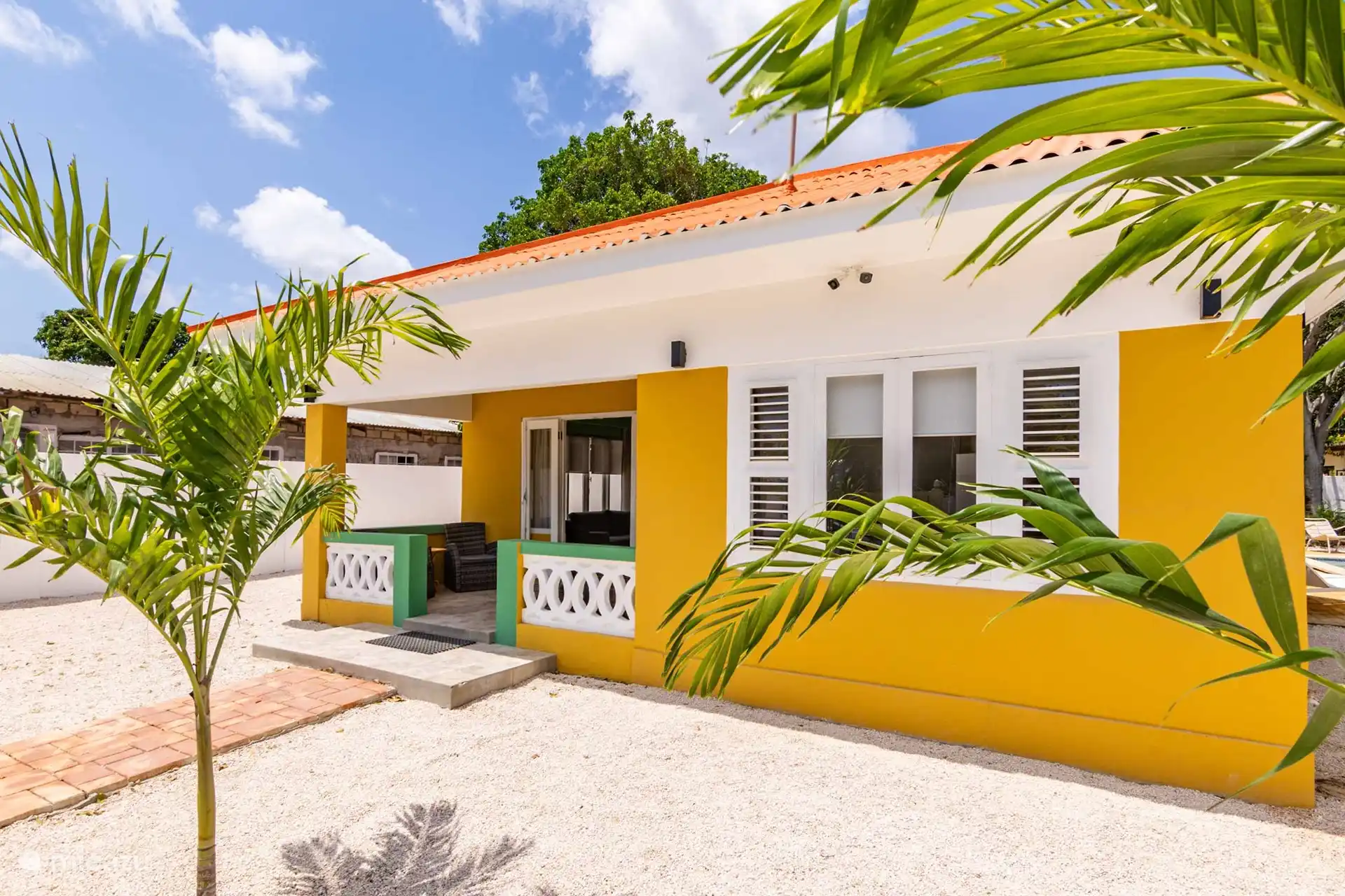 Wunderschöne Ferienvilla mit großem Swimmingpool, tropischem Garten und Veranda wie zu Hause.