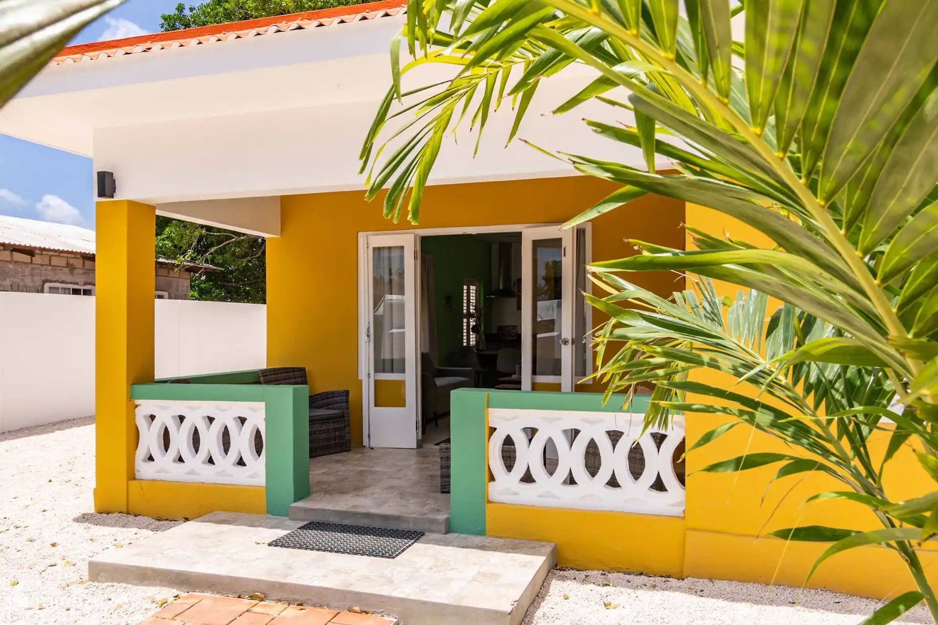 Wunderschöne Ferienvilla mit großem Swimmingpool, tropischem Garten und Veranda wie zu Hause.