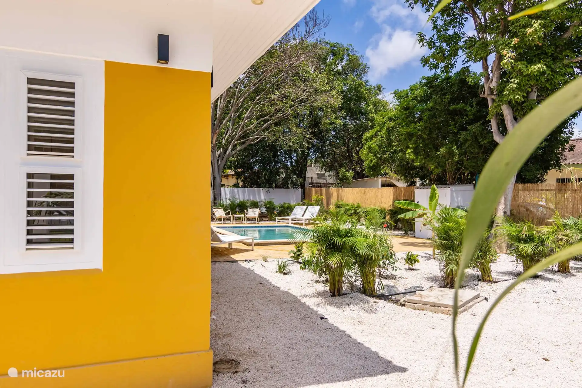 Wunderschöne Ferienvilla mit großem Swimmingpool, tropischem Garten und Veranda wie zu Hause.